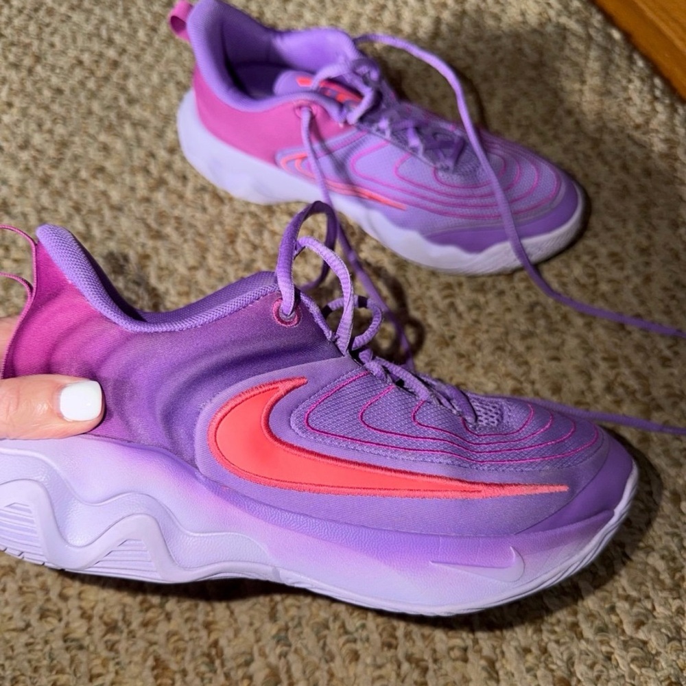Nike Youth Basketball Sneakers. Giannis Immortality. Black Raspberry, Youth 4.5.